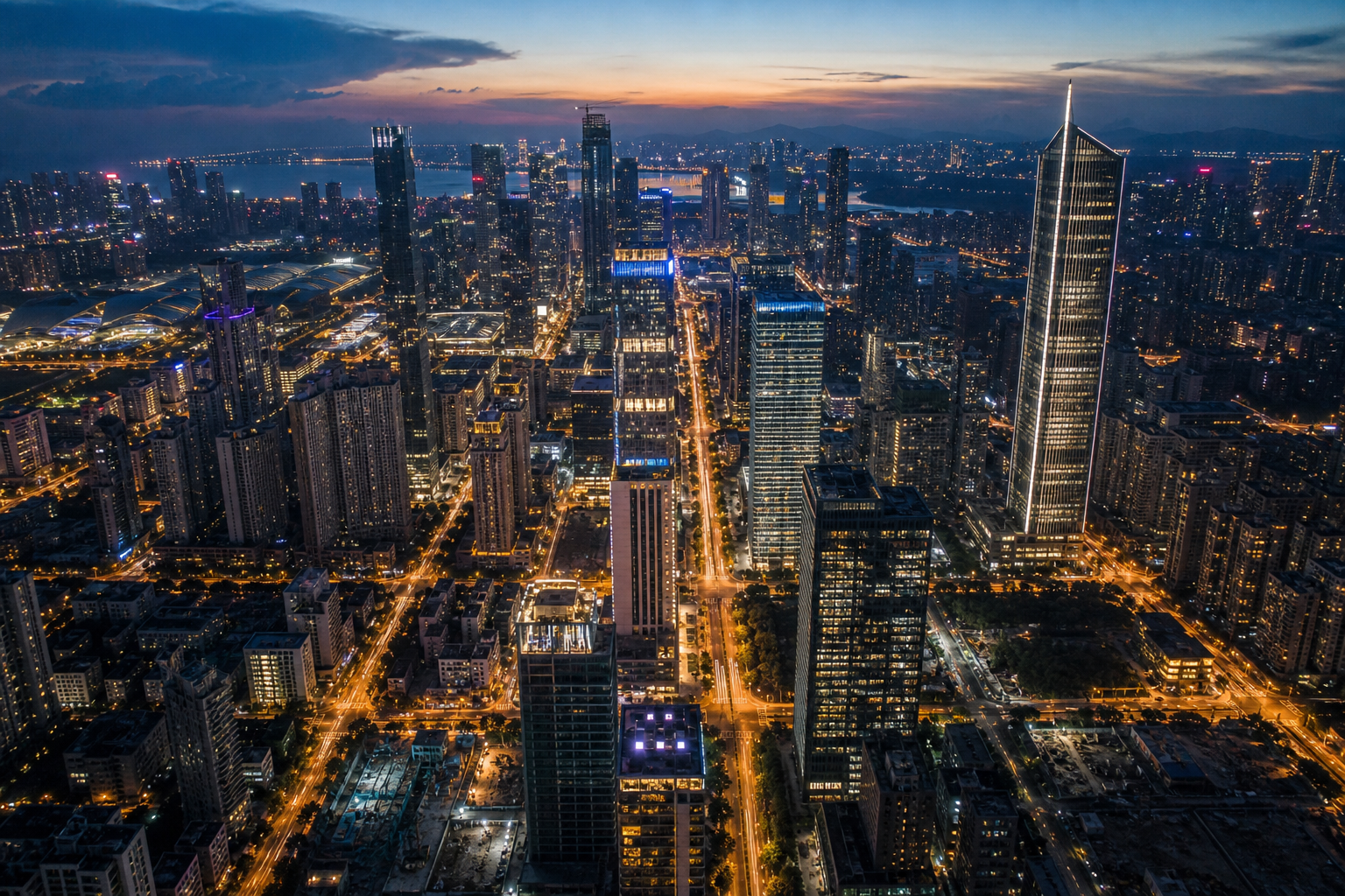 Skyline urbano ripreso dall'alto al tramonto