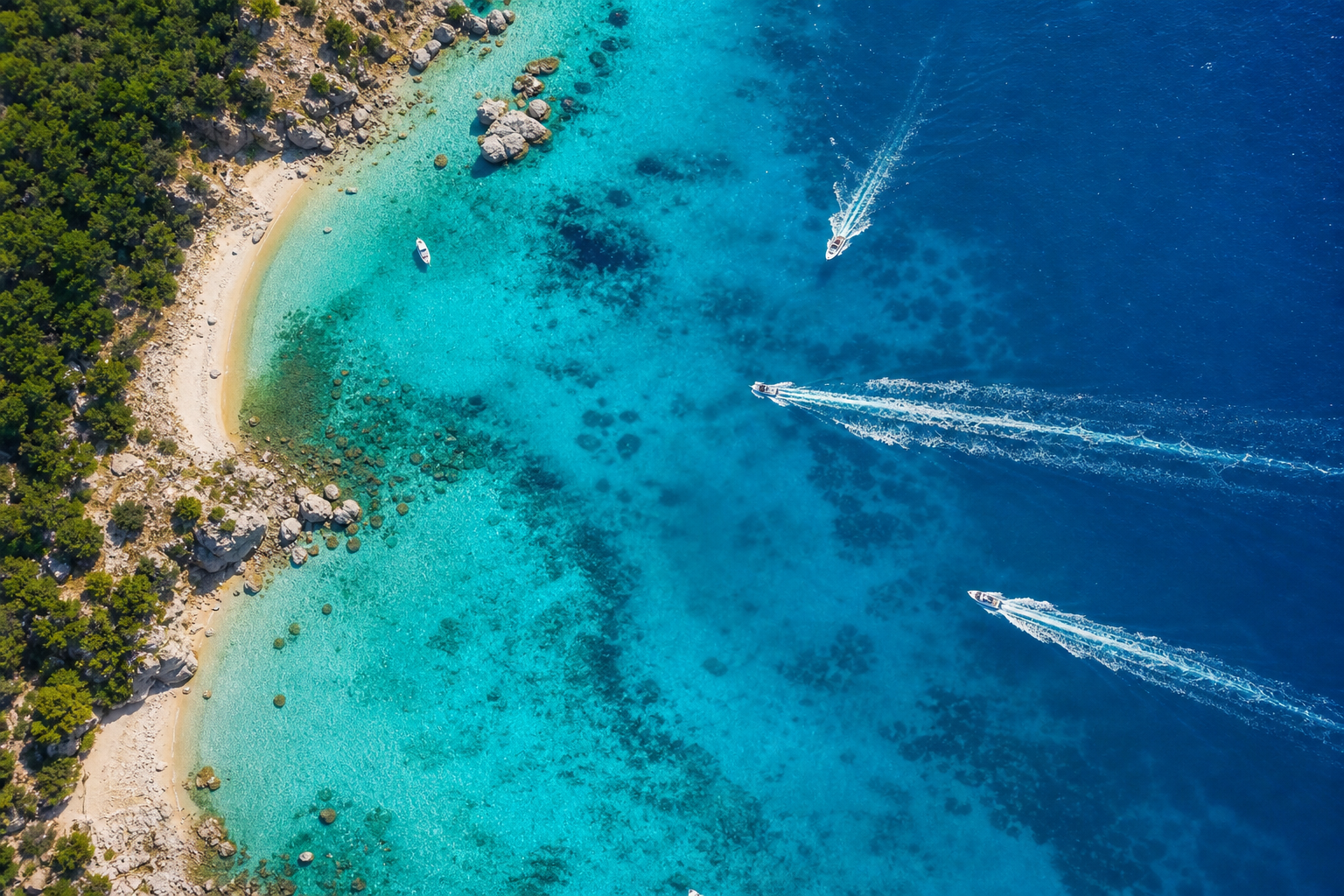 Vista aerea di una costa turchese con barche