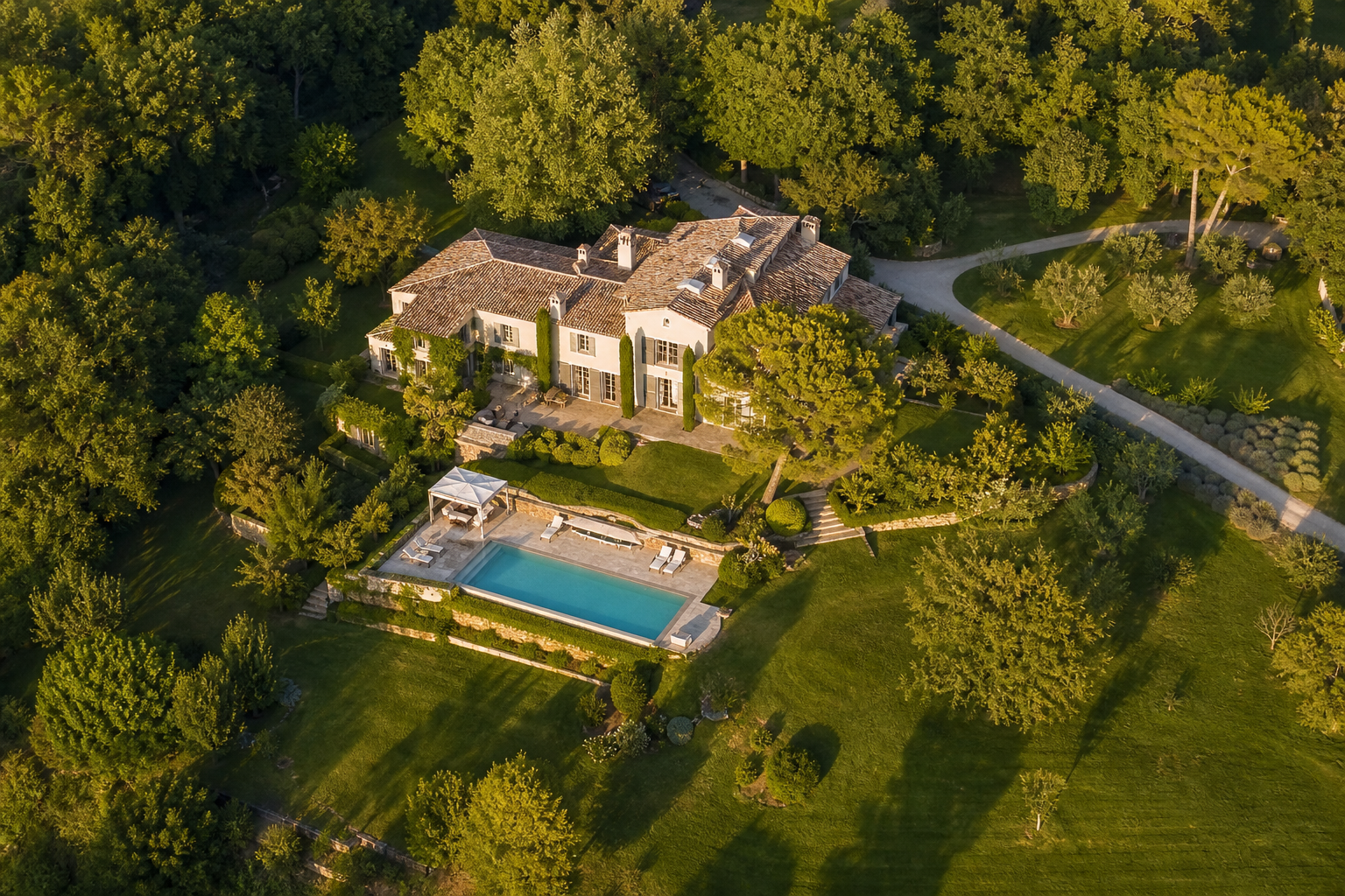 Villa con piscina vista dal drone